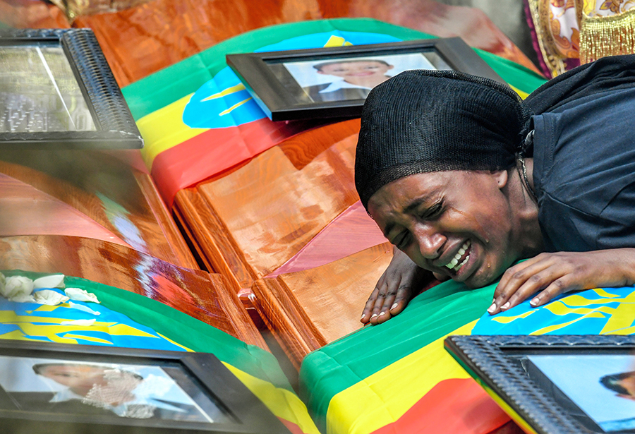 写真・図版 : エチオピア航空機事故の犠牲者追悼式で悲しむ女性＝エチオピアの首都アディスアベバ、中野智明氏撮影 