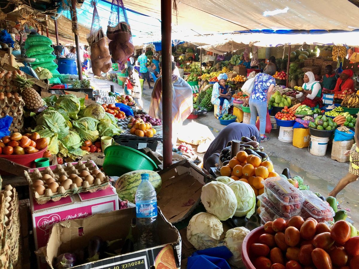 写真・図版 : コニョコニョマーケットは、ジュバ市内最大規模。見える野菜果物のほとんどが隣国ウガンダなどからの輸入品のため、値段は高い。