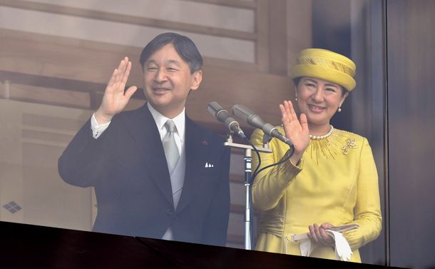 写真・図版 : 一般参賀に集まった人たちに手を振る天皇、皇后＝2019年5月4日、皇居・宮殿