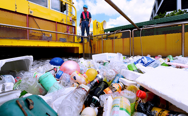 写真・図版 : 東京港でごみを回収する清掃船。ごみの多くはプラスチックだ＝東京都江東区、諫山卓弥撮影