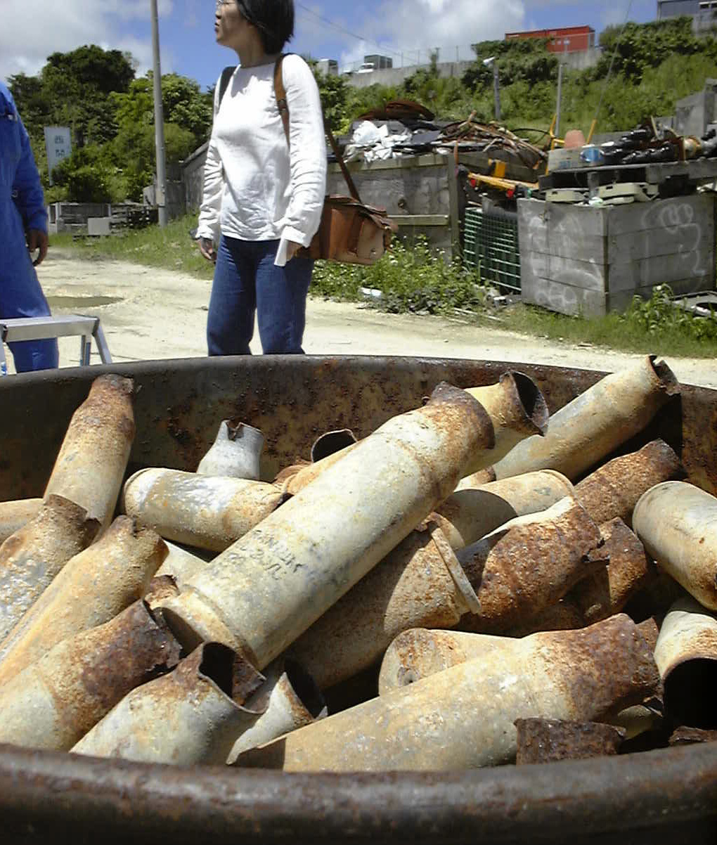 写真・図版 : 米軍から流出し、沖縄県内の鉄くず業者の敷地に保管されていた劣化ウラン弾の薬きょう＝2000年 5月31日