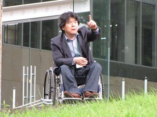 写真・図版 : 障害者に対する配慮が国家社会の品格基準のバロメーターであると唱える筆者、2012年慶応義塾大学での国際シンポジウムに参加して＝筆者提供