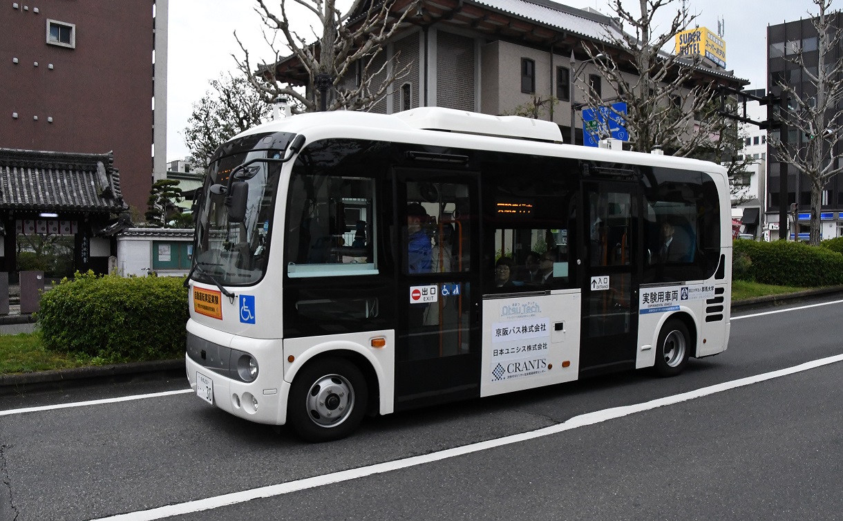 大津市の中央大通りを自動運転で走行するバス＝大津市