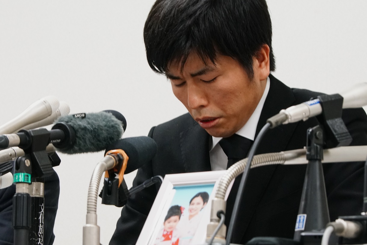 写真・図版 : 東京・池袋の事故で妻と娘を失った男性は「今回の事故をきっかけに、少しでも交通事故による犠牲者のいなくなる未来になってほしい」と訴えた