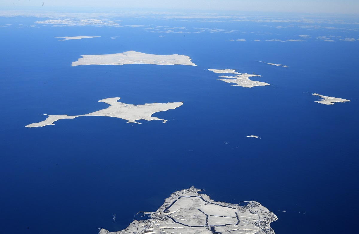 納沙布岬（手前）上空からのぞむ北方領土の歯舞諸島＝2019年1月