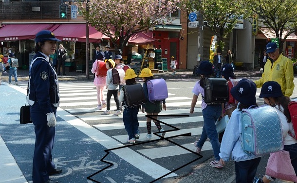 「横断車道」、車遮断機…過剰な車社会の改善策