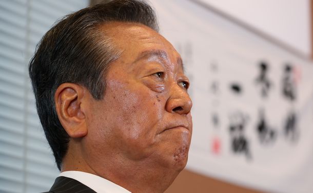 写真・図版 : 小沢一郎氏＝2017年8月10日、東京・永田町