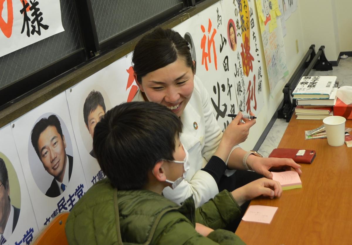 開票結果を選挙事務所で見守る山田千良子さんを心配して息子が訪ねてきた＝さいたま市大宮区