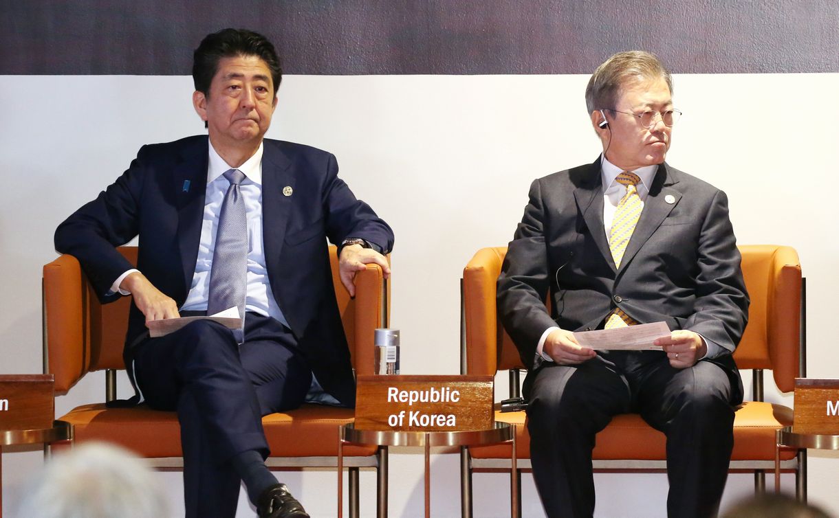 写真・図版 : APECビジネス諮問委員会（ABAC）に臨む安倍首相。右は韓国の文在寅大統領＝2018年11月17日、ポートモレスビー