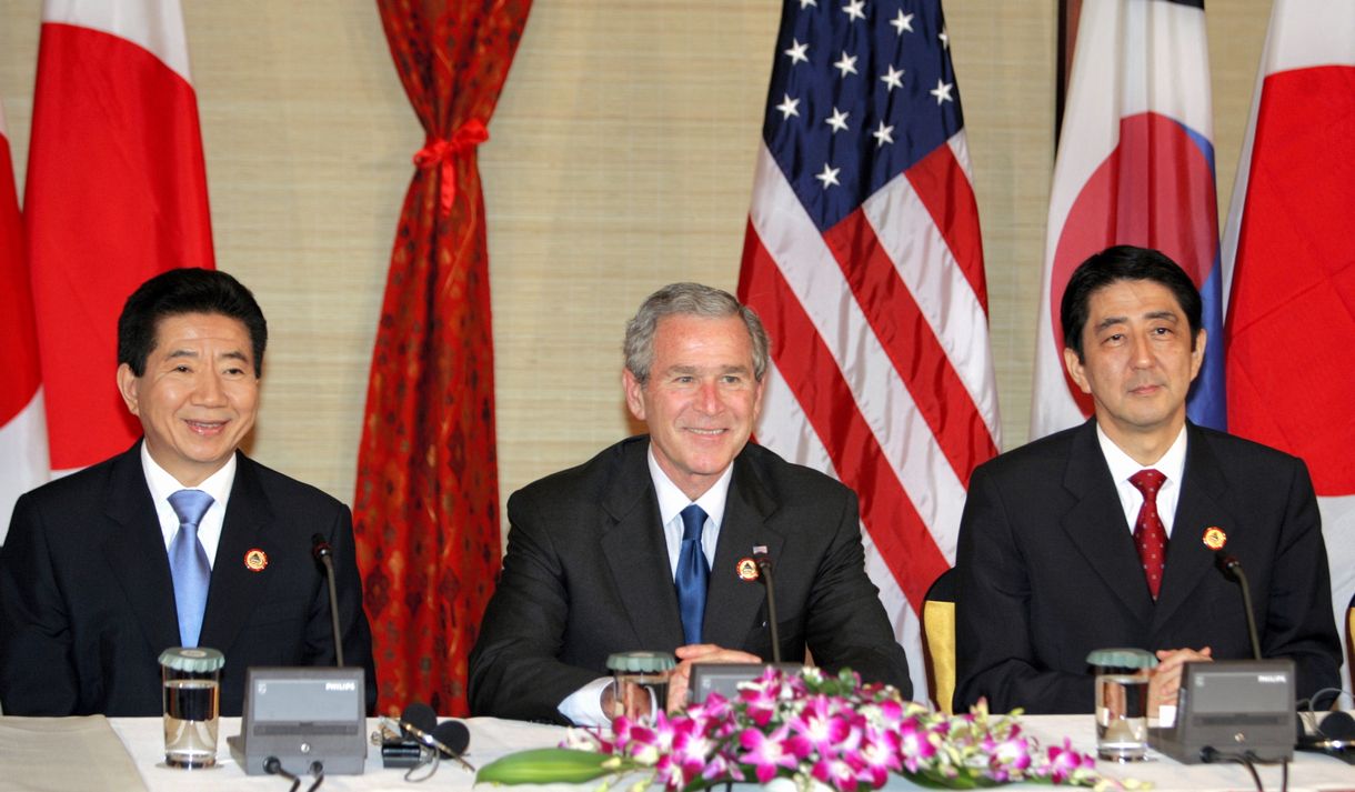 写真・図版 : 日米韓の会談にのぞむ安倍晋三首相、ブッシュ米大統領、盧武鉉韓国大統領＝2006年11月18日、ハノイ