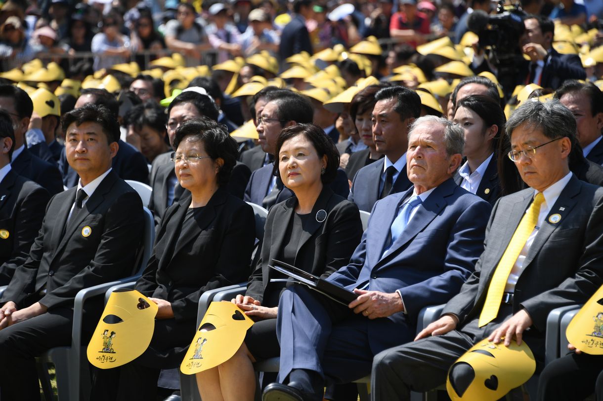 写真・図版 : 盧武鉉氏の追悼式に参加したブッシュ氏＝2019年5月23日、韓国南東部・烽下村（東亜日報提供）