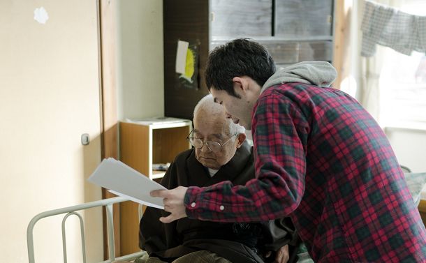 写真・図版 : 劇団OiBokkeShiの「看板俳優」である岡田忠雄（左）と筆者