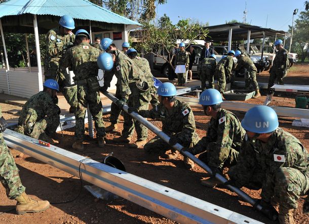 写真・図版 : ジュバの国連施設内で、カンボジアＰＫＯ部隊の病院職員施設建設を支援する陸上自衛隊のＰＫＯ派遣部隊＝2016年11月1日
