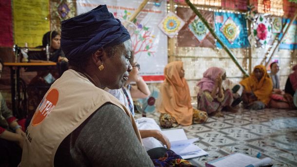写真・図版 : Natalia Kanem listens to the stories of female refugees at Women Friendly Space created by UNFPA within the Rohingya refugee camp, with support from the Japanese government, among other donors. (May 23, 2018)
