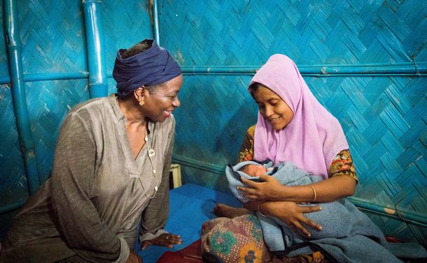 写真・図版 : With a woman who just gave birth to a baby, at a reproductive health clinic created within a refugee camp in Bangladesh (May 23, 2018)