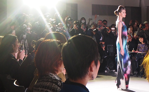 写真・図版 : 東京大で開かれたファッションショー＝2019年3月、筆者撮影