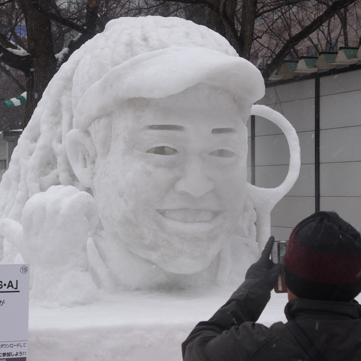 写真・図版 : さっぽろ雪祭りで登場した大坂なおみ選手の雪像＝2019年2月4日、札幌市