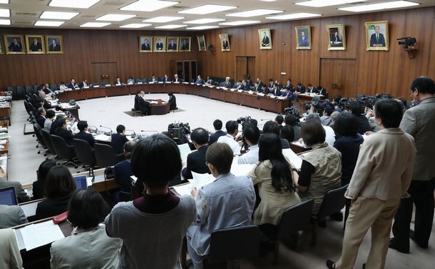写真・図版 : 憲法改正の賛否を問う国民投票の際のテレビＣＭ規制について、日本民間放送連盟から意見を聴取する衆院憲法審査会。多くの報道関係者や傍聴人が詰めかけた＝5月9日