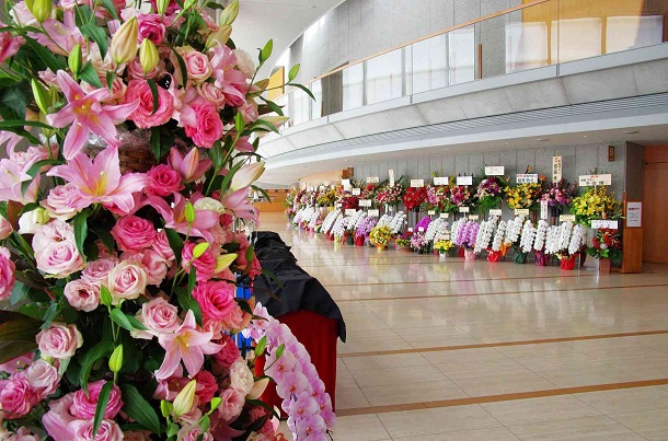 写真・図版 : ロビーに飾られた花、花、花……＝御堂義乗氏撮影