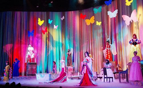 写真・図版 : 下男（麿赤兒）は「醜女のマリー」となって幻の美女たちと戯れる
＝御堂義乗氏撮影