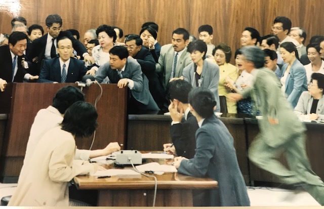 写真・図版 : 強行採決された瞬間の参議院法務委員会室=1999年8月9日（筆者提供）