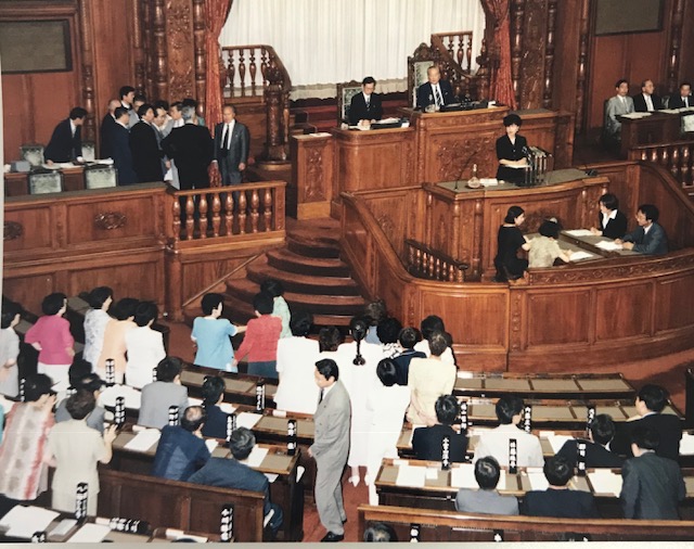 写真・図版 : セクハラ発言に抗議して女性議員たちが席を立って壇上の円に向って叫んでいる＝1999年8月11日（筆者提供）