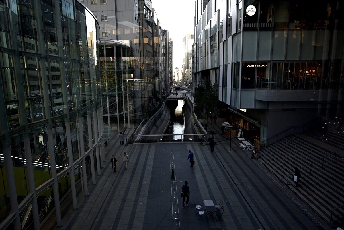 写真・図版 : 渋谷川をのぞむ=撮影・筆者(右も)