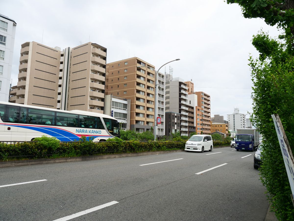 写真・図版 : 堀川通の街並み。京都でも早くからマンションが増えた地域だ