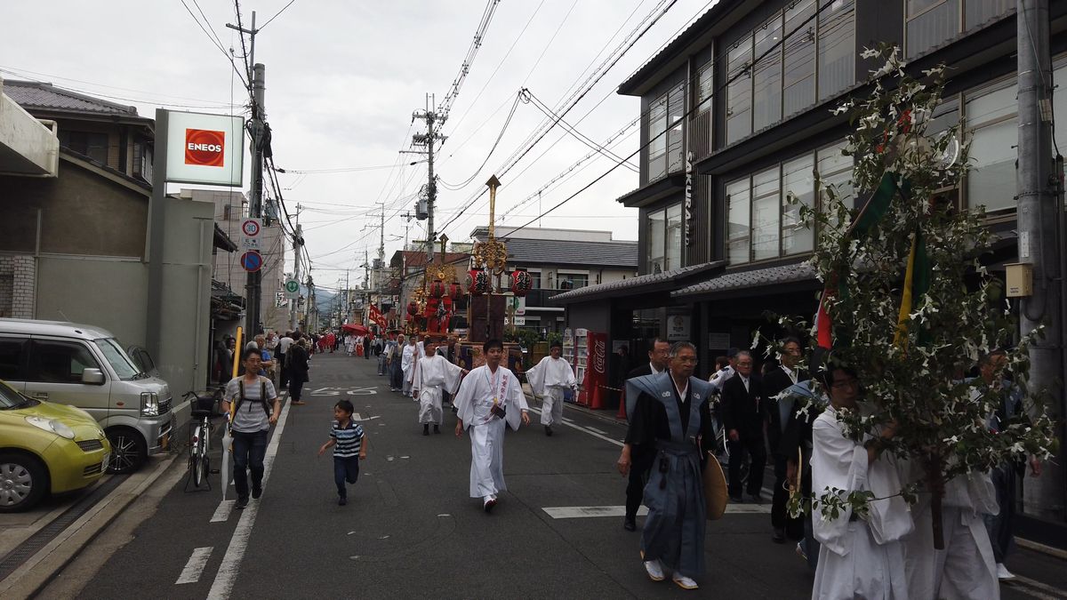写真・図版 : 御霊祭、還幸祭の行列。約600人が練り歩く
