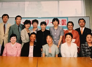 写真・図版 : バーバラ・リーさんを囲んで。後列左から3番目が円。保坂世田谷区長（現）や中村敦夫さんの姿も見える＝2002年8月2日