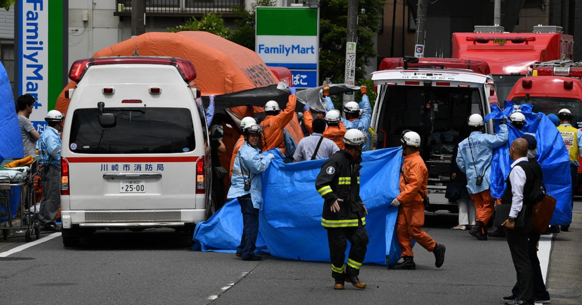 人が刺された現場では、救急活動が続いていた＝２０１９年５月２８日午前９時３４分、川崎市多摩区登戸新町20190528