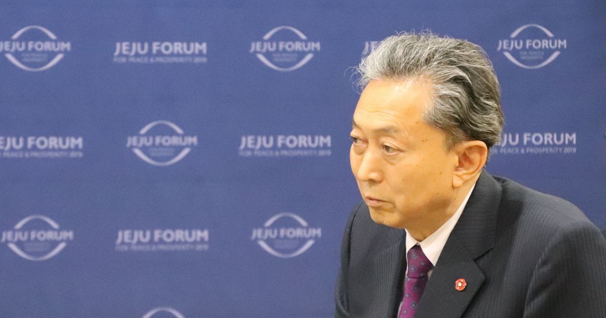 写真・図版 : インタビューに応える鳩山由紀夫・元首相