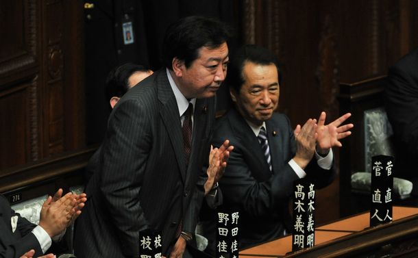 写真・図版 : 衆院本会議で首相指名を受け、一礼する民主党の野田佳彦代表＝2010年8月30日