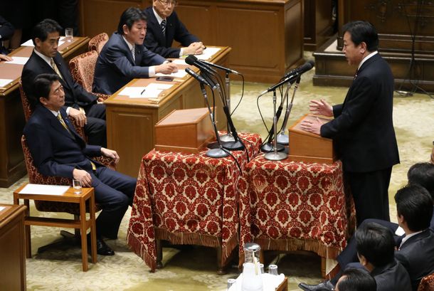 写真・図版 : 党首討論で向き合う野田佳彦首相（右）と自民党の安倍晋三総裁（左）。野田首相は解散を示唆した＝2012年11月14日、国会内 