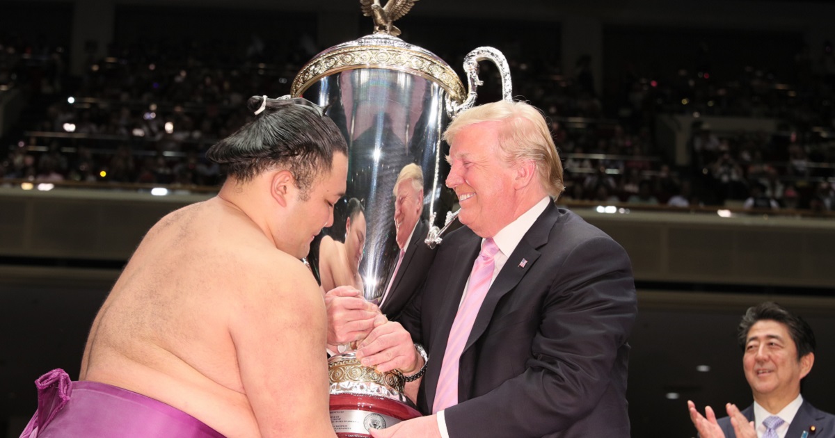 写真・図版 : 優勝した朝乃山(左)に米国大統領杯を授与するトランプ大統領=2019年5月26日、国技館