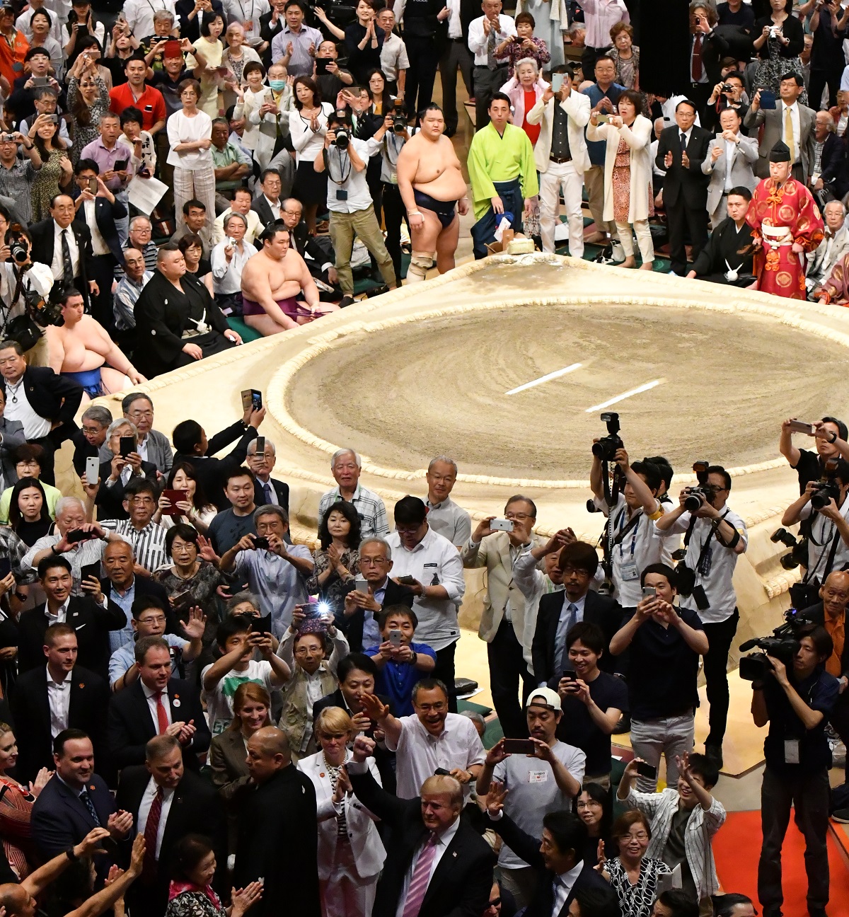 写真・図版 : トランプ米大統領と安倍晋三首相が現れると、場内は騒然=2019年5月26日