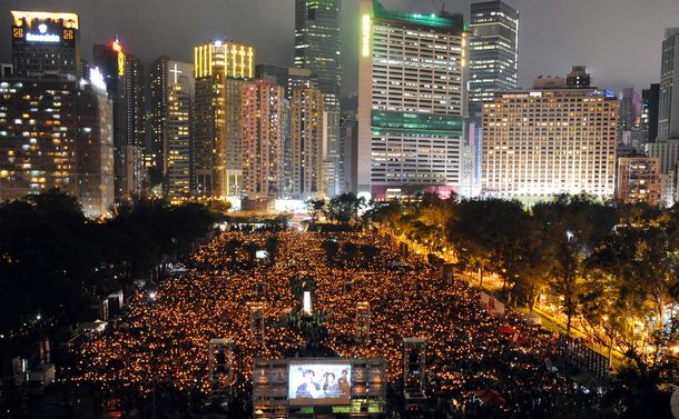 写真・図版 : 天安門事件から30年を迎えた4日夜、香港のビクトリア公園で開かれた追悼集会はろうそくを手にした市民で埋まった＝2019年6月4日、香港島