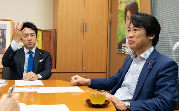 写真・図版 : 田村憲久さん（右）と対談する小泉進次郎さん
