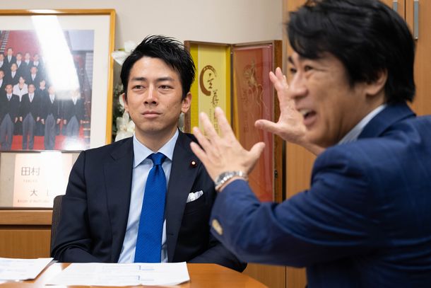 写真・図版 : 田村憲久さん（右）の話を聞く小泉進次郎さん