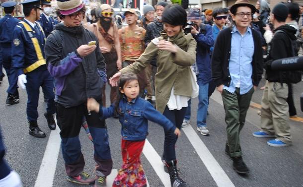 写真・図版 : 東日本大震災後、原発に反対するデモが各地で毎週のように開かれ、労組や団体の動員ではない個人や家族連れの参加が目立つようになった＝2011年4月10日、東京・高円寺