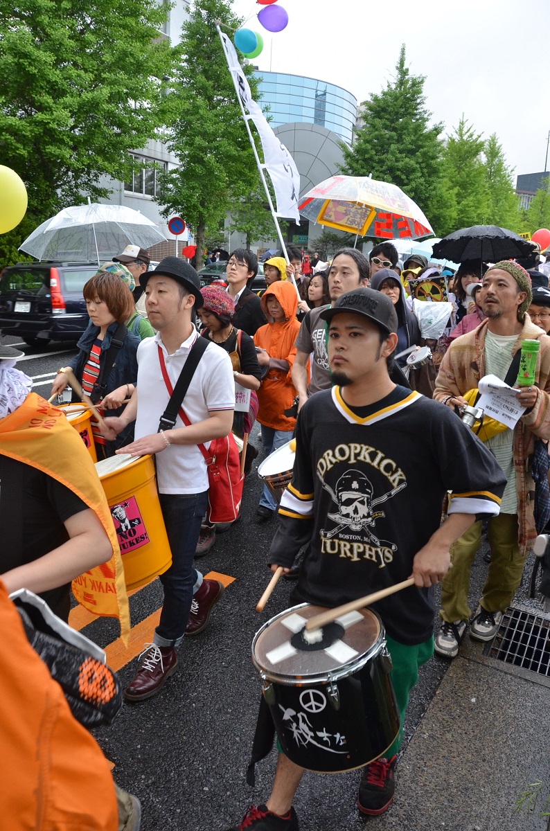 写真・図版 : 中島さんが初めて参加したデモ。楽器やドラムを演奏しながら歩く人など、さまざまな表現が見られた＝2011年5月７日、東京都内