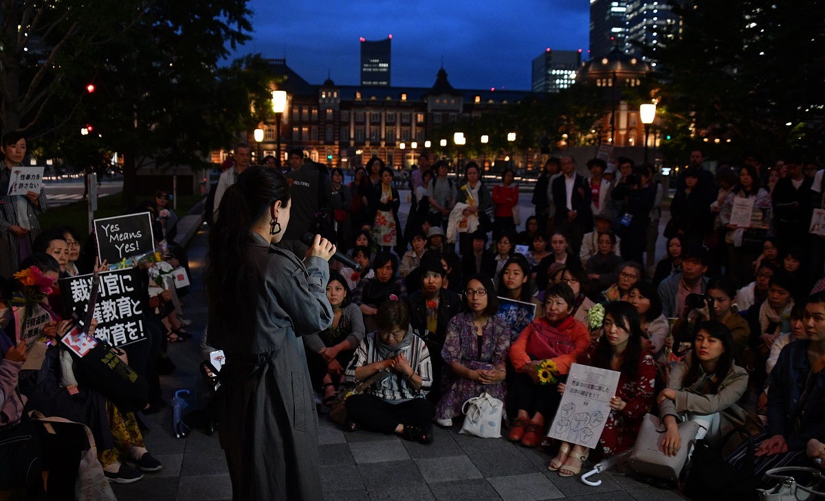 写真・図版 : 性暴力に対する無罪判決が相次いでいることに抗議する「フラワーデモ」が、いま全国各地に広がっている＝2019年6月11日、東京駅前