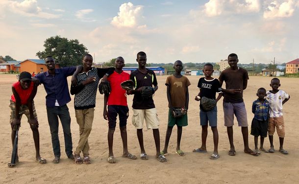 写真・図版 : ◇史上初の南スーダンナイン　初めてグローブ、バットを使った野球の練習に臨んだメンバー。小学生から高校生まで年齢はバラバラ。
