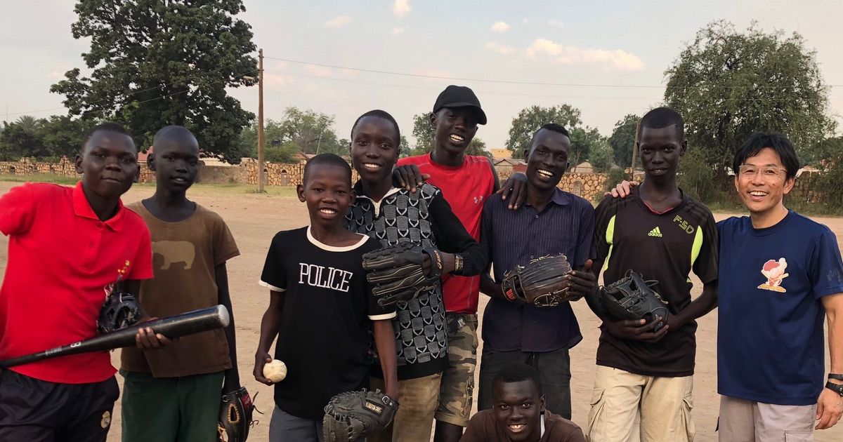 写真・図版 : 南スーダンで始めた野球のメンバー。