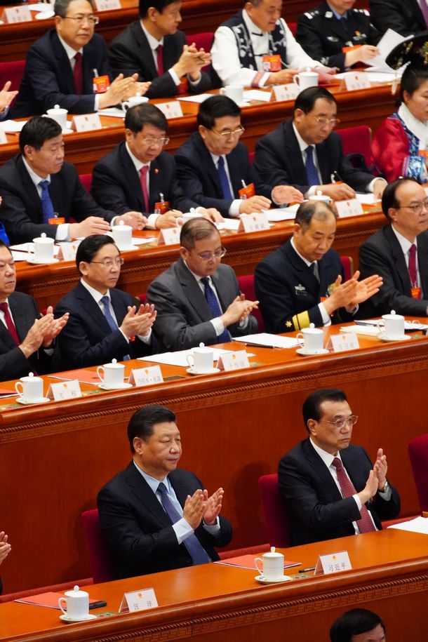 写真・図版 : 今年の全人代の閉幕式に臨む習近平国家主席（下段左）＝2019年3月15日、北京