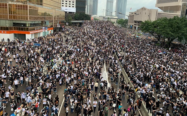 写真・図版 : 逃亡犯引渡し条例改正に反対し、香港政府や立法会に近い道路を占拠する若者を中心とした数万人の市民＝2019年6月12日、写真は以下すべて筆者撮影