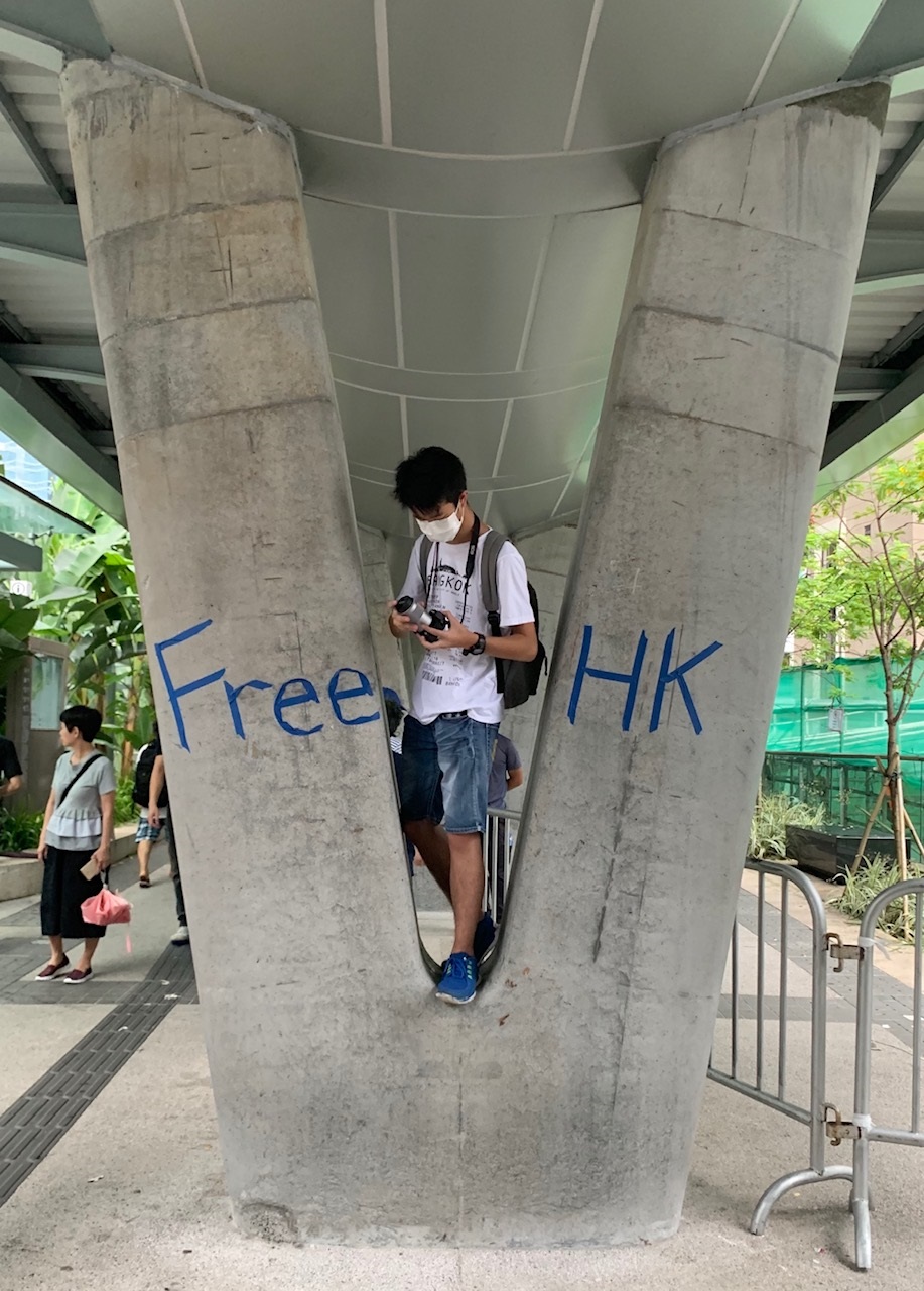 写真・図版 : 道路占拠が未明に一掃された6月13日、若者らの静かな抗議が続いた香港政府近くのペデストリアンデッキ