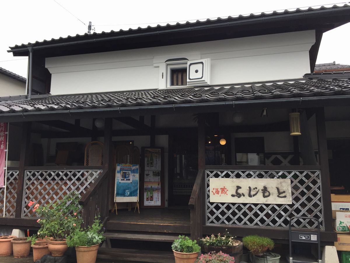 写真・図版 : 長野県駒ケ根市にある実家。当初はここを改装してカフェを開くつもりだった＝塩澤さん提供