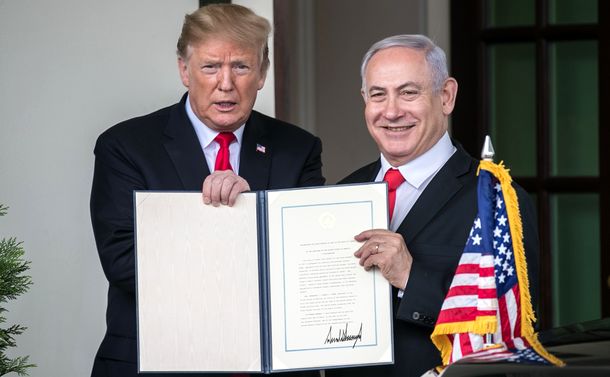 写真・図版 : ホワイトハウスで署名した文書を記者団に見せるトランプ米大統領（左）とイスラエルのネタニヤフ首相＝2019年3月25日、ワシントン
