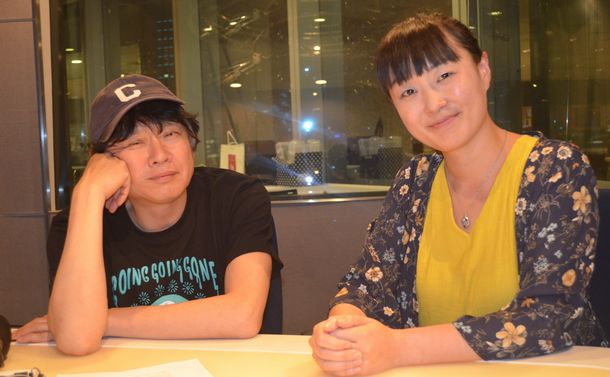 写真・図版 : 奈良美智さん（左）と安田菜津紀さん＝6月16日